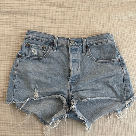 Levi's Women's light Blue Denim Shorts size 28 - Picture 4 of 8